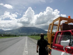 Au treuil, la piste d'Ibarra avec le volcan Ibabura
